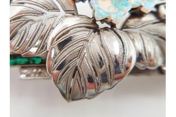 アンティーク　彫金　オパール　真珠(パール)　エメラルド　繊細に施された桐花文が美しい帯留(ブローチ、着物道具、和装小物、アクセサリー)(R-079001)