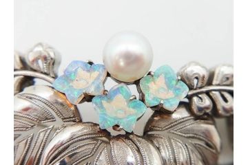 アンティーク　彫金　オパール　真珠(パール)　エメラルド　繊細に施された桐花文が美しい帯留(ブローチ、着物道具、和装小物、アクセサリー)(R-079001)