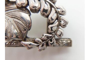 アンティーク　彫金　オパール　真珠(パール)　エメラルド　繊細に施された桐花文が美しい帯留(ブローチ、着物道具、和装小物、アクセサリー)(R-079001)