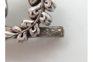 アンティーク　彫金　オパール　真珠(パール)　エメラルド　繊細に施された桐花文が美しい帯留(ブローチ、着物道具、和装小物、アクセサリー)(R-079001)