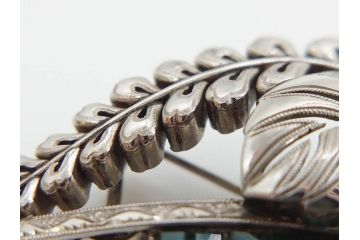 アンティーク　彫金　オパール　真珠(パール)　エメラルド　繊細に施された桐花文が美しい帯留(ブローチ、着物道具、和装小物、アクセサリー)(R-079001)