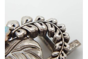 アンティーク　彫金　オパール　真珠(パール)　エメラルド　繊細に施された桐花文が美しい帯留(ブローチ、着物道具、和装小物、アクセサリー)(R-079001)