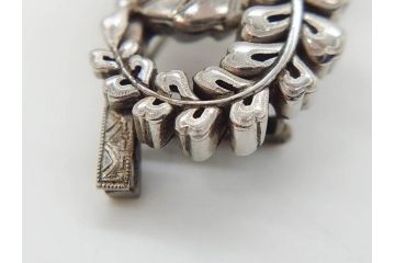 アンティーク　彫金　オパール　真珠(パール)　エメラルド　繊細に施された桐花文が美しい帯留(ブローチ、着物道具、和装小物、アクセサリー)(R-079001)