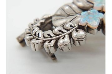 アンティーク　彫金　オパール　真珠(パール)　エメラルド　繊細に施された桐花文が美しい帯留(ブローチ、着物道具、和装小物、アクセサリー)(R-079001)