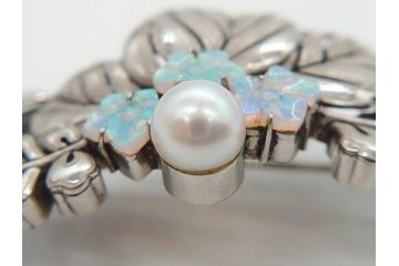 アンティーク　彫金　オパール　真珠(パール)　エメラルド　繊細に施された桐花文が美しい帯留(ブローチ、着物道具、和装小物、アクセサリー)(R-079001)