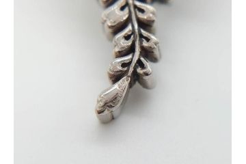 アンティーク　彫金　オパール　真珠(パール)　エメラルド　繊細に施された桐花文が美しい帯留(ブローチ、着物道具、和装小物、アクセサリー)(R-079001)