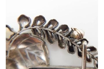 アンティーク　彫金　オパール　真珠(パール)　エメラルド　繊細に施された桐花文が美しい帯留(ブローチ、着物道具、和装小物、アクセサリー)(R-079001)
