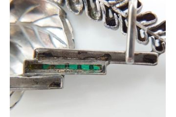 アンティーク　彫金　オパール　真珠(パール)　エメラルド　繊細に施された桐花文が美しい帯留(ブローチ、着物道具、和装小物、アクセサリー)(R-079001)