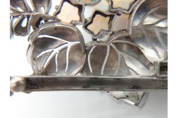 アンティーク　彫金　オパール　真珠(パール)　エメラルド　繊細に施された桐花文が美しい帯留(ブローチ、着物道具、和装小物、アクセサリー)(R-079001)