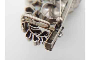 アンティーク　彫金　オパール　真珠(パール)　エメラルド　繊細に施された桐花文が美しい帯留(ブローチ、着物道具、和装小物、アクセサリー)(R-079001)