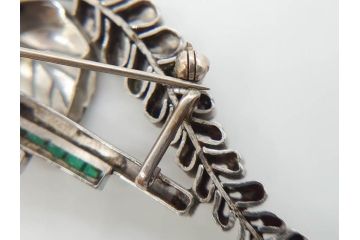 アンティーク　彫金　オパール　真珠(パール)　エメラルド　繊細に施された桐花文が美しい帯留(ブローチ、着物道具、和装小物、アクセサリー)(R-079001)