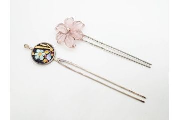 アンティーク　金蒔絵　螺鈿　紅水晶(ローズクォーツ)　テイストの違う花のデザインが楽しめる簪2本セット(花、フラワー、かんざし、和装小物、髪飾り、アクセサリー)(R-079002)