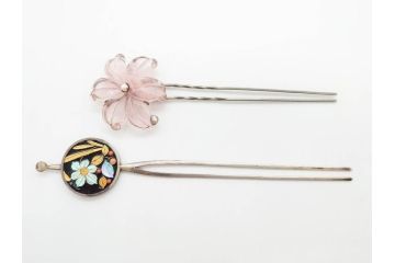 アンティーク　金蒔絵　螺鈿　紅水晶(ローズクォーツ)　テイストの違う花のデザインが楽しめる簪2本セット(花、フラワー、かんざし、和装小物、髪飾り、アクセサリー)(R-079002)