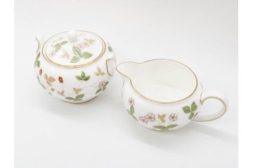 イギリス　WEDGWOOD(ウェッジウッド)　WILD STRAWBERRY(ワイルド ストロベリー)　R4406　苺のデザインが可愛らしいシュガーポット&クリーマー2点セット(イチゴ、いちご、ミルクジャー、ミルクポット、ボンボン入れ、洋食器、金彩、白磁、ボーンチャイナ、英国)(R-079003)