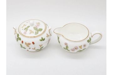 イギリス　WEDGWOOD(ウェッジウッド)　WILD STRAWBERRY(ワイルド ストロベリー)　R4406　苺のデザインが可愛らしいシュガーポット&クリーマー2点セット(イチゴ、いちご、ミルクジャー、ミルクポット、ボンボン入れ、洋食器、金彩、白磁、ボーンチャイナ、英国)(R-079003)