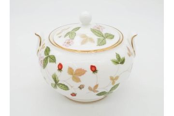 イギリス　WEDGWOOD(ウェッジウッド)　WILD STRAWBERRY(ワイルド ストロベリー)　R4406　苺のデザインが可愛らしいシュガーポット&クリーマー2点セット(イチゴ、いちご、ミルクジャー、ミルクポット、ボンボン入れ、洋食器、金彩、白磁、ボーンチャイナ、英国)(R-079003)