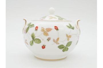イギリス　WEDGWOOD(ウェッジウッド)　WILD STRAWBERRY(ワイルド ストロベリー)　R4406　苺のデザインが可愛らしいシュガーポット&クリーマー2点セット(イチゴ、いちご、ミルクジャー、ミルクポット、ボンボン入れ、洋食器、金彩、白磁、ボーンチャイナ、英国)(R-079003)