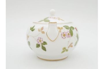 イギリス　WEDGWOOD(ウェッジウッド)　WILD STRAWBERRY(ワイルド ストロベリー)　R4406　苺のデザインが可愛らしいシュガーポット&クリーマー2点セット(イチゴ、いちご、ミルクジャー、ミルクポット、ボンボン入れ、洋食器、金彩、白磁、ボーンチャイナ、英国)(R-079003)