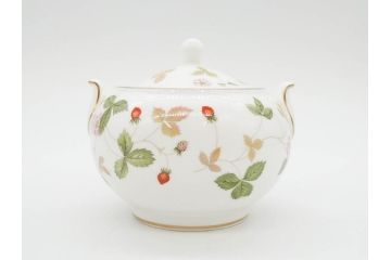 イギリス　WEDGWOOD(ウェッジウッド)　WILD STRAWBERRY(ワイルド ストロベリー)　R4406　苺のデザインが可愛らしいシュガーポット&クリーマー2点セット(イチゴ、いちご、ミルクジャー、ミルクポット、ボンボン入れ、洋食器、金彩、白磁、ボーンチャイナ、英国)(R-079003)