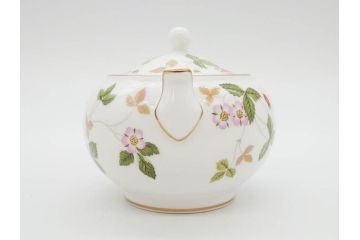 イギリス　WEDGWOOD(ウェッジウッド)　WILD STRAWBERRY(ワイルド ストロベリー)　R4406　苺のデザインが可愛らしいシュガーポット&クリーマー2点セット(イチゴ、いちご、ミルクジャー、ミルクポット、ボンボン入れ、洋食器、金彩、白磁、ボーンチャイナ、英国)(R-079003)