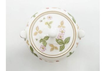イギリス　WEDGWOOD(ウェッジウッド)　WILD STRAWBERRY(ワイルド ストロベリー)　R4406　苺のデザインが可愛らしいシュガーポット&クリーマー2点セット(イチゴ、いちご、ミルクジャー、ミルクポット、ボンボン入れ、洋食器、金彩、白磁、ボーンチャイナ、英国)(R-079003)
