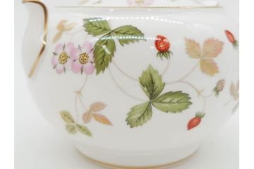 イギリス　WEDGWOOD(ウェッジウッド)　WILD STRAWBERRY(ワイルド ストロベリー)　R4406　苺のデザインが可愛らしいシュガーポット&クリーマー2点セット(イチゴ、いちご、ミルクジャー、ミルクポット、ボンボン入れ、洋食器、金彩、白磁、ボーンチャイナ、英国)(R-079003)