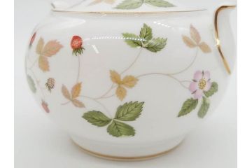 イギリス　WEDGWOOD(ウェッジウッド)　WILD STRAWBERRY(ワイルド ストロベリー)　R4406　苺のデザインが可愛らしいシュガーポット&クリーマー2点セット(イチゴ、いちご、ミルクジャー、ミルクポット、ボンボン入れ、洋食器、金彩、白磁、ボーンチャイナ、英国)(R-079003)