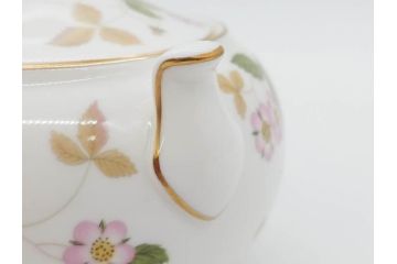 イギリス　WEDGWOOD(ウェッジウッド)　WILD STRAWBERRY(ワイルド ストロベリー)　R4406　苺のデザインが可愛らしいシュガーポット&クリーマー2点セット(イチゴ、いちご、ミルクジャー、ミルクポット、ボンボン入れ、洋食器、金彩、白磁、ボーンチャイナ、英国)(R-079003)