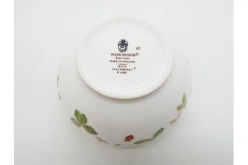 イギリス　WEDGWOOD(ウェッジウッド)　WILD STRAWBERRY(ワイルド ストロベリー)　R4406　苺のデザインが可愛らしいシュガーポット&クリーマー2点セット(イチゴ、いちご、ミルクジャー、ミルクポット、ボンボン入れ、洋食器、金彩、白磁、ボーンチャイナ、英国)(R-079003)