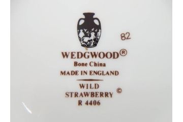 イギリス　WEDGWOOD(ウェッジウッド)　WILD STRAWBERRY(ワイルド ストロベリー)　R4406　苺のデザインが可愛らしいシュガーポット&クリーマー2点セット(イチゴ、いちご、ミルクジャー、ミルクポット、ボンボン入れ、洋食器、金彩、白磁、ボーンチャイナ、英国)(R-079003)