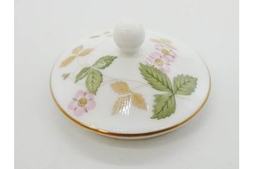 イギリス　WEDGWOOD(ウェッジウッド)　WILD STRAWBERRY(ワイルド ストロベリー)　R4406　苺のデザインが可愛らしいシュガーポット&クリーマー2点セット(イチゴ、いちご、ミルクジャー、ミルクポット、ボンボン入れ、洋食器、金彩、白磁、ボーンチャイナ、英国)(R-079003)