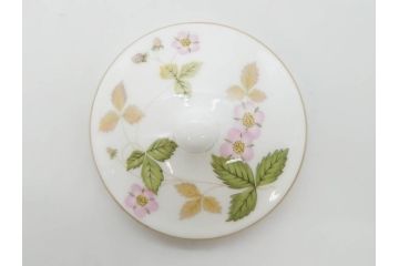 イギリス　WEDGWOOD(ウェッジウッド)　WILD STRAWBERRY(ワイルド ストロベリー)　R4406　苺のデザインが可愛らしいシュガーポット&クリーマー2点セット(イチゴ、いちご、ミルクジャー、ミルクポット、ボンボン入れ、洋食器、金彩、白磁、ボーンチャイナ、英国)(R-079003)