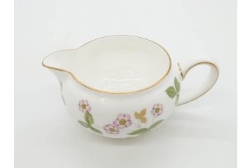 イギリス　WEDGWOOD(ウェッジウッド)　WILD STRAWBERRY(ワイルド ストロベリー)　R4406　苺のデザインが可愛らしいシュガーポット&クリーマー2点セット(イチゴ、いちご、ミルクジャー、ミルクポット、ボンボン入れ、洋食器、金彩、白磁、ボーンチャイナ、英国)(R-079003)