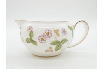 イギリス　WEDGWOOD(ウェッジウッド)　WILD STRAWBERRY(ワイルド ストロベリー)　R4406　苺のデザインが可愛らしいシュガーポット&クリーマー2点セット(イチゴ、いちご、ミルクジャー、ミルクポット、ボンボン入れ、洋食器、金彩、白磁、ボーンチャイナ、英国)(R-079003)