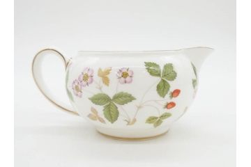 イギリス　WEDGWOOD(ウェッジウッド)　WILD STRAWBERRY(ワイルド ストロベリー)　R4406　苺のデザインが可愛らしいシュガーポット&クリーマー2点セット(イチゴ、いちご、ミルクジャー、ミルクポット、ボンボン入れ、洋食器、金彩、白磁、ボーンチャイナ、英国)(R-079003)