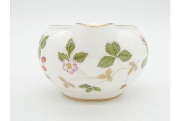 イギリス　WEDGWOOD(ウェッジウッド)　WILD STRAWBERRY(ワイルド ストロベリー)　R4406　苺のデザインが可愛らしいシュガーポット&クリーマー2点セット(イチゴ、いちご、ミルクジャー、ミルクポット、ボンボン入れ、洋食器、金彩、白磁、ボーンチャイナ、英国)(R-079003)