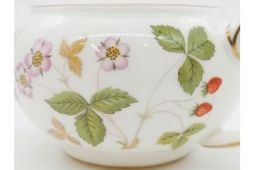 イギリス　WEDGWOOD(ウェッジウッド)　WILD STRAWBERRY(ワイルド ストロベリー)　R4406　苺のデザインが可愛らしいシュガーポット&クリーマー2点セット(イチゴ、いちご、ミルクジャー、ミルクポット、ボンボン入れ、洋食器、金彩、白磁、ボーンチャイナ、英国)(R-079003)