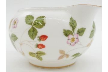 イギリス　WEDGWOOD(ウェッジウッド)　WILD STRAWBERRY(ワイルド ストロベリー)　R4406　苺のデザインが可愛らしいシュガーポット&クリーマー2点セット(イチゴ、いちご、ミルクジャー、ミルクポット、ボンボン入れ、洋食器、金彩、白磁、ボーンチャイナ、英国)(R-079003)