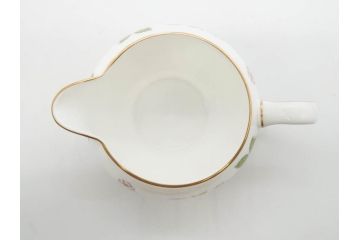 イギリス　WEDGWOOD(ウェッジウッド)　WILD STRAWBERRY(ワイルド ストロベリー)　R4406　苺のデザインが可愛らしいシュガーポット&クリーマー2点セット(イチゴ、いちご、ミルクジャー、ミルクポット、ボンボン入れ、洋食器、金彩、白磁、ボーンチャイナ、英国)(R-079003)