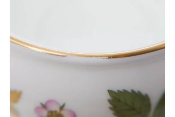 イギリス　WEDGWOOD(ウェッジウッド)　WILD STRAWBERRY(ワイルド ストロベリー)　R4406　苺のデザインが可愛らしいシュガーポット&クリーマー2点セット(イチゴ、いちご、ミルクジャー、ミルクポット、ボンボン入れ、洋食器、金彩、白磁、ボーンチャイナ、英国)(R-079003)