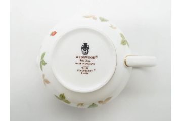 イギリス　WEDGWOOD(ウェッジウッド)　WILD STRAWBERRY(ワイルド ストロベリー)　R4406　苺のデザインが可愛らしいシュガーポット&クリーマー2点セット(イチゴ、いちご、ミルクジャー、ミルクポット、ボンボン入れ、洋食器、金彩、白磁、ボーンチャイナ、英国)(R-079003)