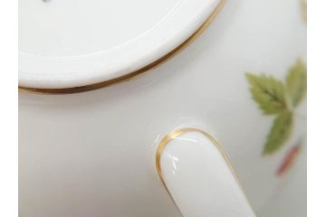 イギリス　WEDGWOOD(ウェッジウッド)　WILD STRAWBERRY(ワイルド ストロベリー)　R4406　苺のデザインが可愛らしいシュガーポット&クリーマー2点セット(イチゴ、いちご、ミルクジャー、ミルクポット、ボンボン入れ、洋食器、金彩、白磁、ボーンチャイナ、英国)(R-079003)