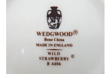 イギリス　WEDGWOOD(ウェッジウッド)　WILD STRAWBERRY(ワイルド ストロベリー)　R4406　苺のデザインが可愛らしいシュガーポット&クリーマー2点セット(イチゴ、いちご、ミルクジャー、ミルクポット、ボンボン入れ、洋食器、金彩、白磁、ボーンチャイナ、英国)(R-079003)
