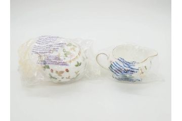 イギリス　WEDGWOOD(ウェッジウッド)　WILD STRAWBERRY(ワイルド ストロベリー)　R4406　苺のデザインが可愛らしいシュガーポット&クリーマー2点セット(イチゴ、いちご、ミルクジャー、ミルクポット、ボンボン入れ、洋食器、金彩、白磁、ボーンチャイナ、英国)(R-079003)