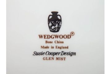 イギリス　WEDGWOOD(ウェッジウッド)　Susie Cooper(スージー・クーパー)　GLEN MIST(グレンミスト)　落ち着いた雰囲気が魅力のカップ&ソーサー2客セット(花、フラワー、C&S、皿、磁器、洋食器、デミタスカップ、ボーンチャイナ、英国)(R-079005)