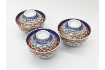 江戸〜明治期　古伊万里　こうもり　約11cm　3.6寸　繊細な絵付けに匠の技が感じられる蓋付き茶碗3客セット(花、蝙蝠、色絵染付、蓋茶碗、金彩、金襴手、器、どんぶり、陶器、和食器、三寸六分)(R-079010)