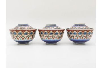 江戸〜明治期　古伊万里　こうもり　約11cm　3.6寸　繊細な絵付けに匠の技が感じられる蓋付き茶碗3客セット(花、蝙蝠、色絵染付、蓋茶碗、金彩、金襴手、器、どんぶり、陶器、和食器、三寸六分)(R-079010)