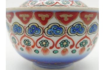 江戸〜明治期　古伊万里　こうもり　約11cm　3.6寸　繊細な絵付けに匠の技が感じられる蓋付き茶碗3客セット(花、蝙蝠、色絵染付、蓋茶碗、金彩、金襴手、器、どんぶり、陶器、和食器、三寸六分)(R-079010)