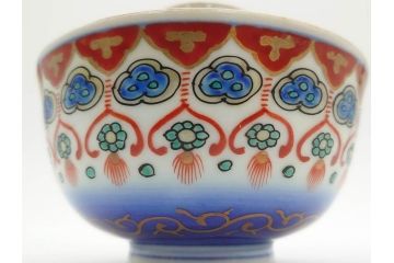 江戸〜明治期　古伊万里　こうもり　約11cm　3.6寸　繊細な絵付けに匠の技が感じられる蓋付き茶碗3客セット(花、蝙蝠、色絵染付、蓋茶碗、金彩、金襴手、器、どんぶり、陶器、和食器、三寸六分)(R-079010)