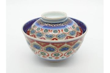 江戸〜明治期　古伊万里　こうもり　約11cm　3.6寸　繊細な絵付けに匠の技が感じられる蓋付き茶碗3客セット(花、蝙蝠、色絵染付、蓋茶碗、金彩、金襴手、器、どんぶり、陶器、和食器、三寸六分)(R-079010)